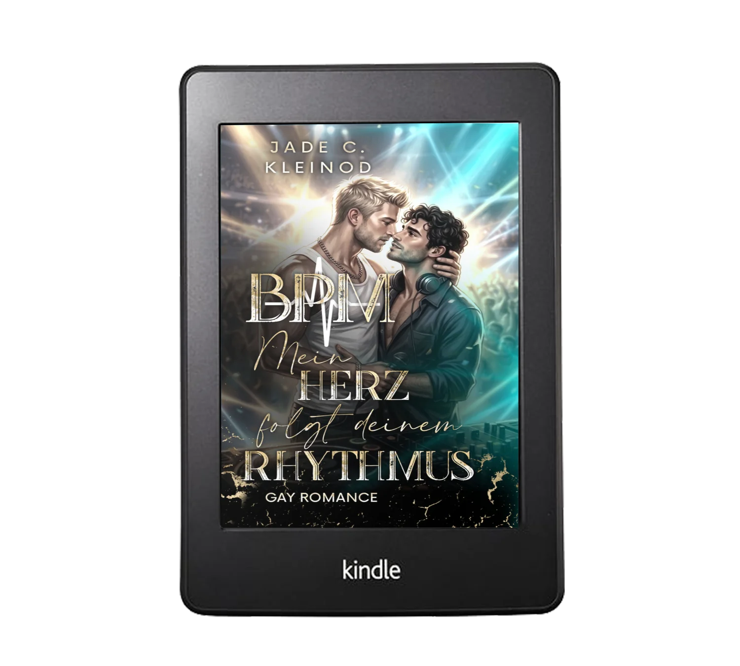 Kindle-Mockup des Covers von »BPM - Mein Herz folgt deinem Rhythmus« von Jade C. Kleinod. Das Cover zeigt zwei Männer, einen blonden und einen dunkelhaarigen, die sich fast berühren, vor einer Konzertbühne mit türkis-weißen Lichtstrahlen. Titel in gold-schwarzer Typografie.