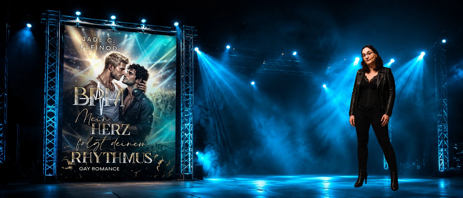 Autorin Jade C. Kleinod steht auf einer blau beleuchteten Konzertbühne neben dem großformatigen Cover ihres Gay-Romance-Romans »BPM - Mein Herz folgt deinem Rhythmus«.